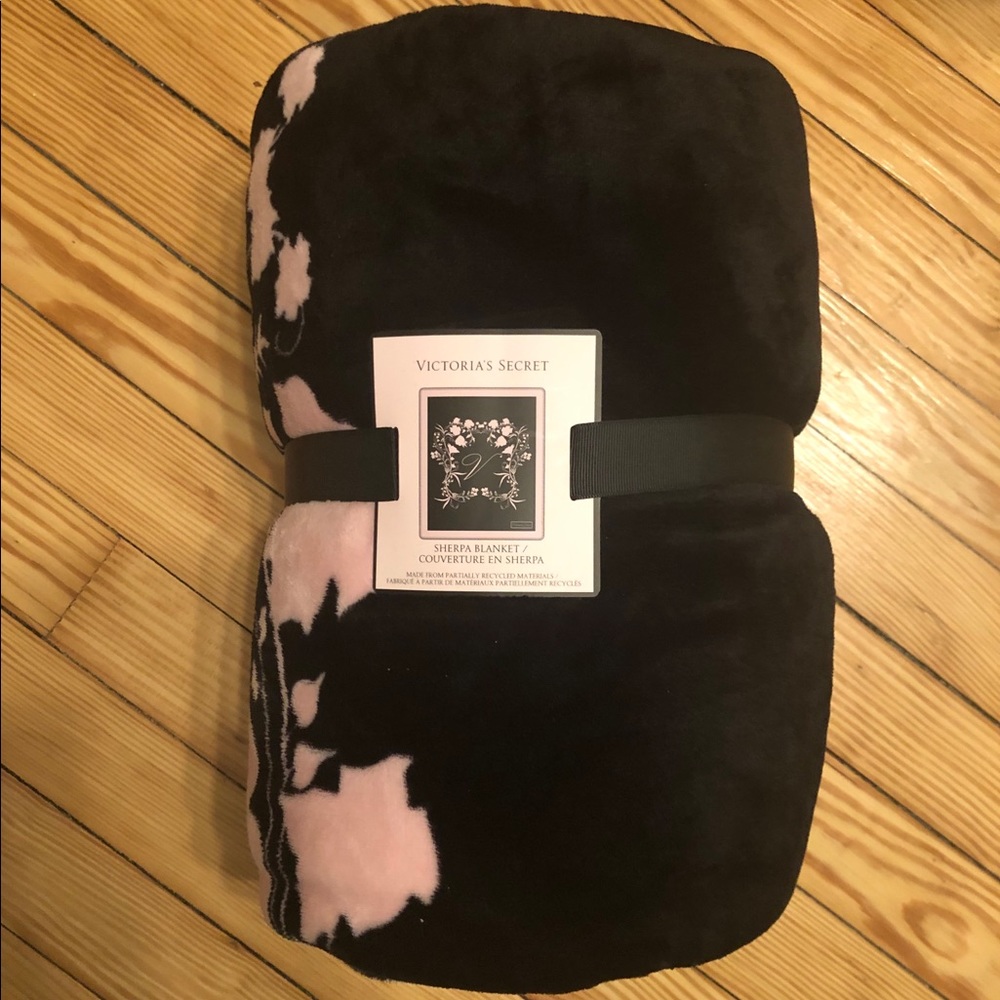 Victoria’s Secret Holiday 2020 Throw Blanket